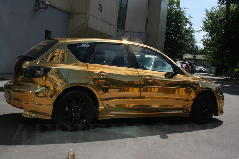 Машина в золотой пленке фото