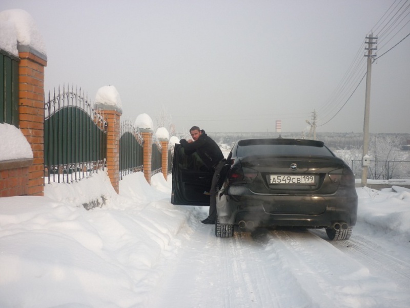 Парни возле машины зима